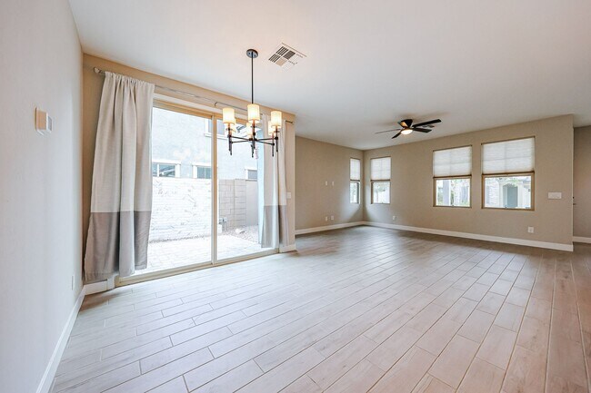 Building Photo - Move In Ready!stunning 3 bedroom, 2.5 bathroom home located in Phoenix!