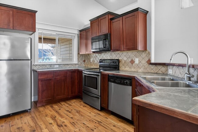 Building Photo - Spacious Home in Quiet Star Cul-de-Sac with Large Yard