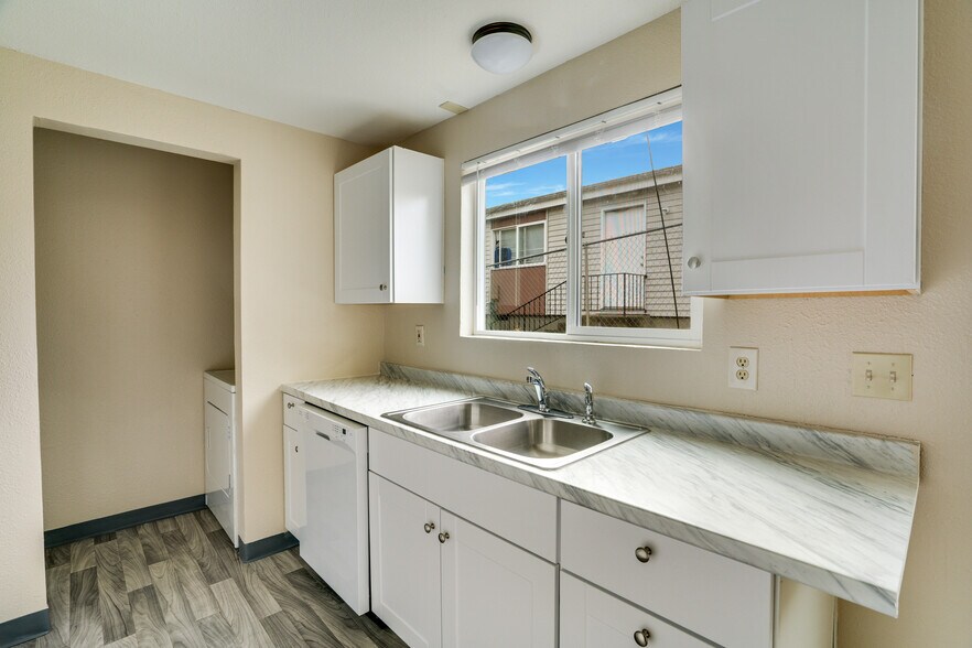 Kitchen - 2410 S I St