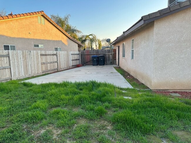 Building Photo - 1724 E Country Ct