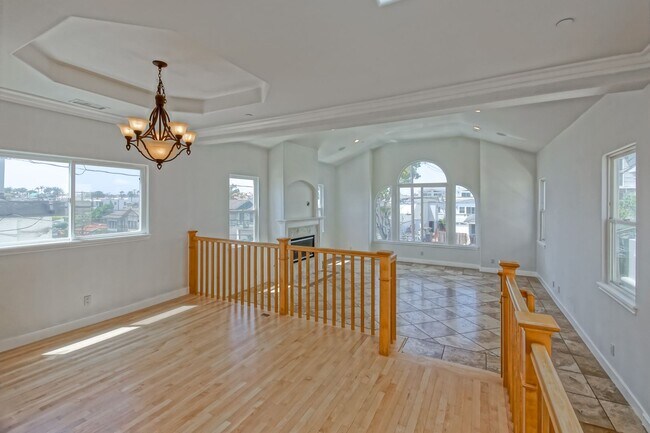 Building Photo - VERY BRIGHT, SPACIOUS & AIRY GOLDEN HILLS ...