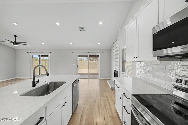 Building Photo - 908 W Ross Ave