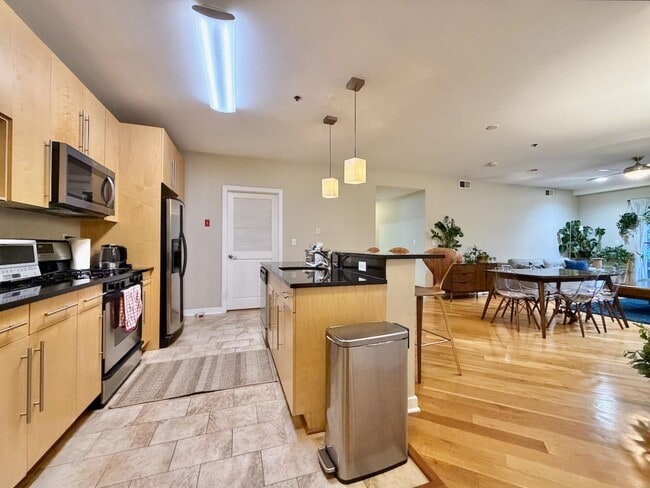 Building Photo - 83 Monroe St