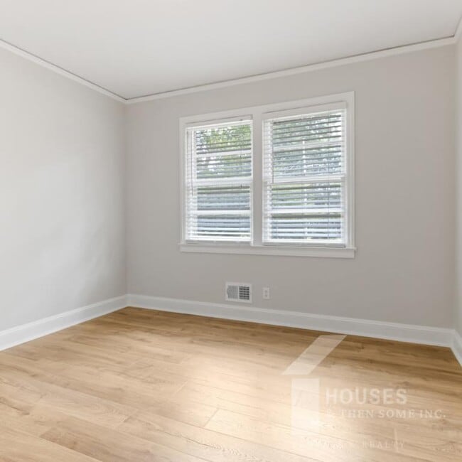 Building Photo - 9 Forestdale Dr