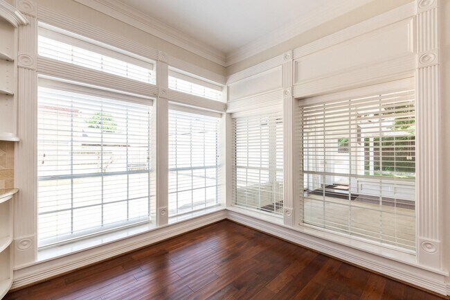 Building Photo - 4915 Keneshaw St