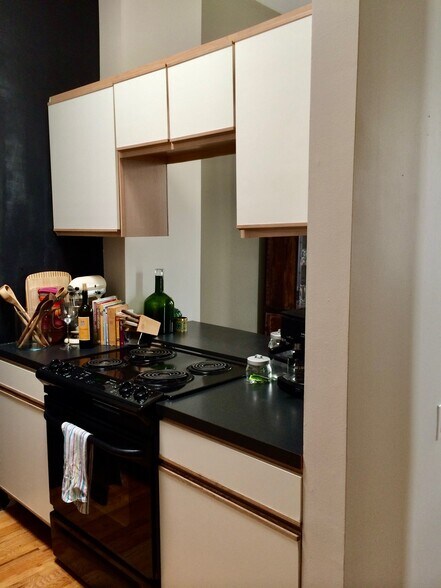 kitchen - 1906 N Hermitage Ave