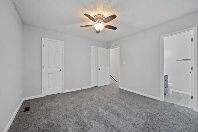 Building Photo - Convenient location