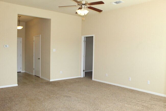Building Photo - CUTE 3 BEDROOM, 2 BATH