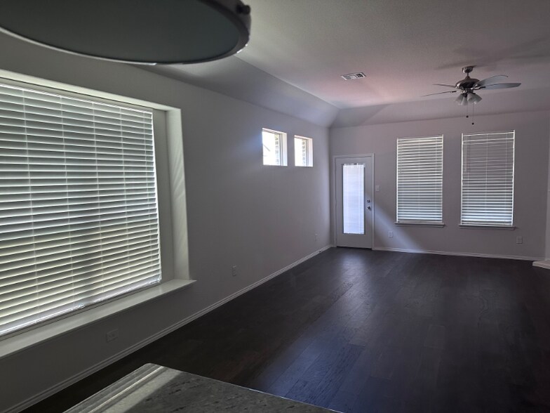 Building Photo - 335 Freestall Dr