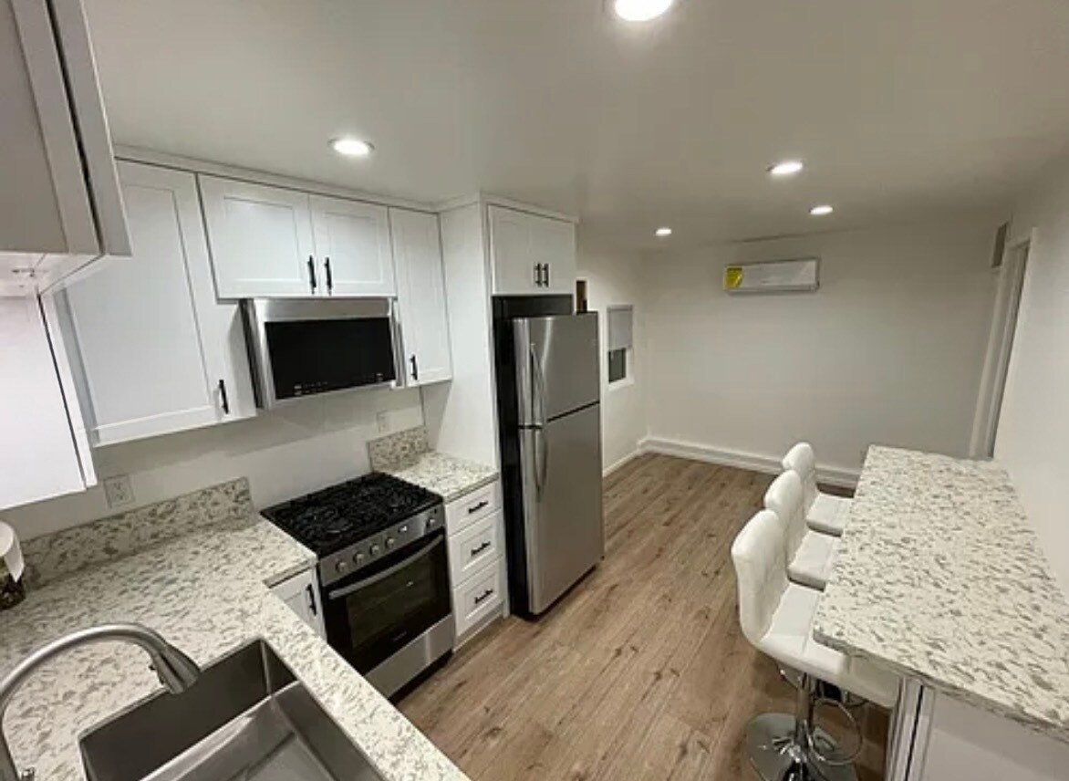 Building Photo - 22331 Vanowen St