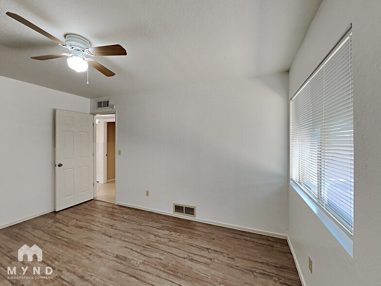 Building Photo - 10037 E Stella Rd