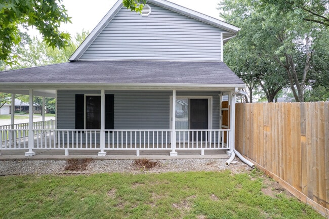 Building Photo - 2701 Poppy Way