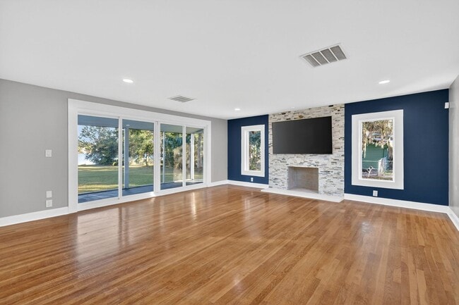 Building Photo - Lakefront 4-Bedroom Home for Rent in Beautiful Umatilla, FL