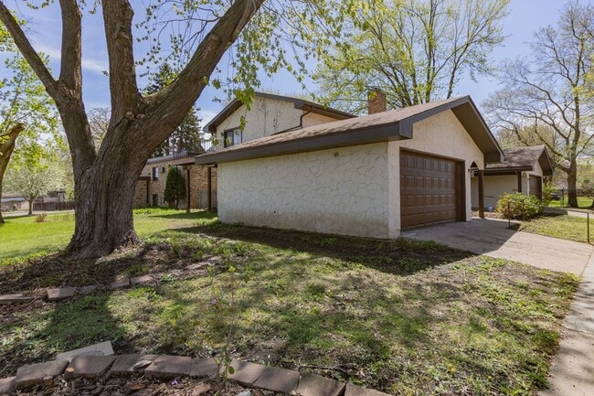 Building Photo - 222 Virginia 3 bed 2 bath apartment in historic Cathedral Hill neighborhood