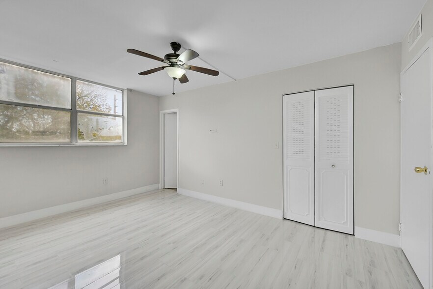 Building Photo - 2840 Somerset Dr