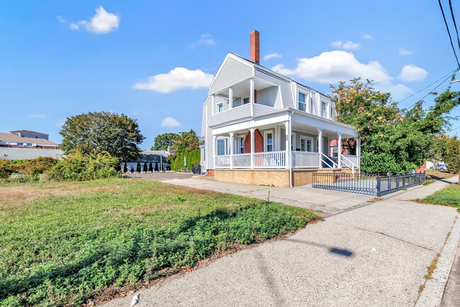 Building Photo - 12 East Ave