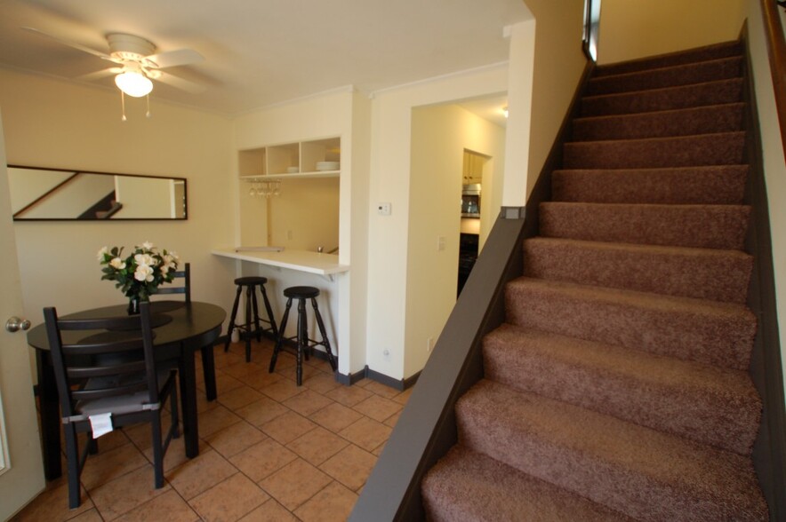 Breakfast bar - 14711 N River Beach Dr