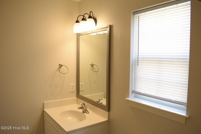 Building Photo - 708 Tabor Ln