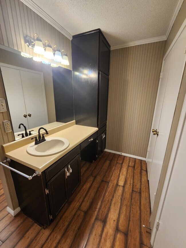 Building Photo - 3 bed 2 bath 2 car garage, move in ready!