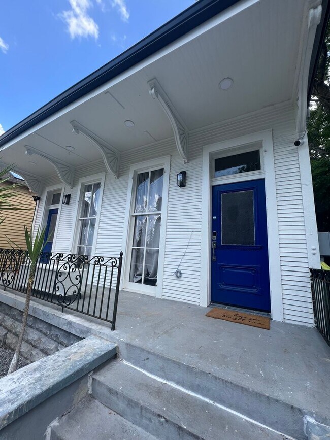 Primary Photo - New Renovated 5bd/2ba Near Campus with Sha...