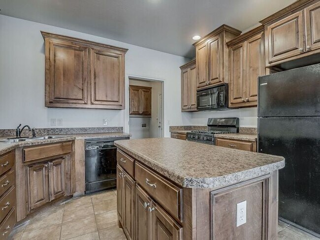 Building Photo - Spacious 3 Bed / 2 Bath Duplex for Rent in Yukon