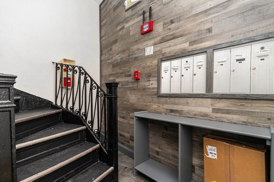 Building Photo - 25 Clark St