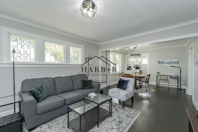 Building Photo - Furnished SE Rochester Home Available Now!