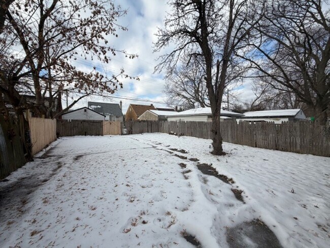 Building Photo - Charming 3 bedroom house for lease in Nice area Call 313-429-3244 KPM Detroit