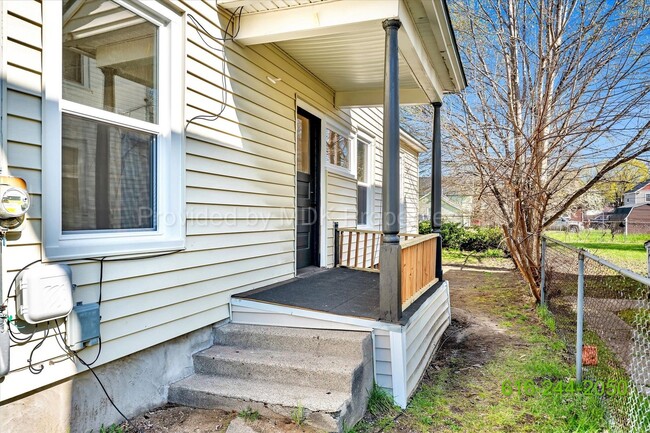 Building Photo - STUNNING REMODEL!!! Extremely Spacious 4 B...