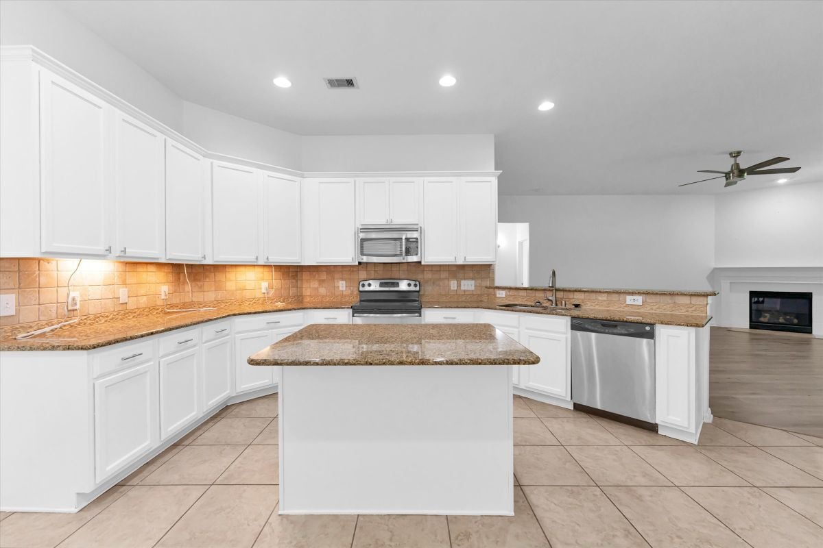Building Photo - 14823 Yellow Begonia Dr