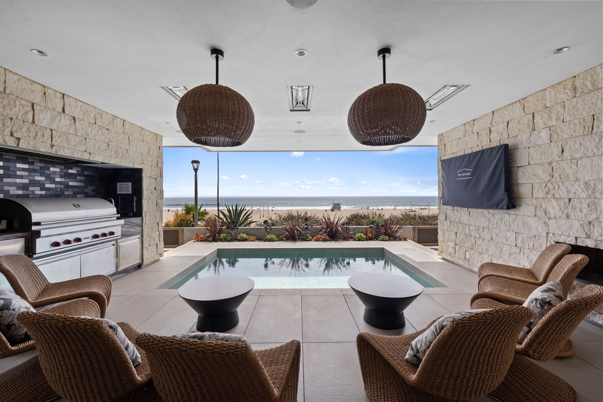 Building Photo - 716 The Strand