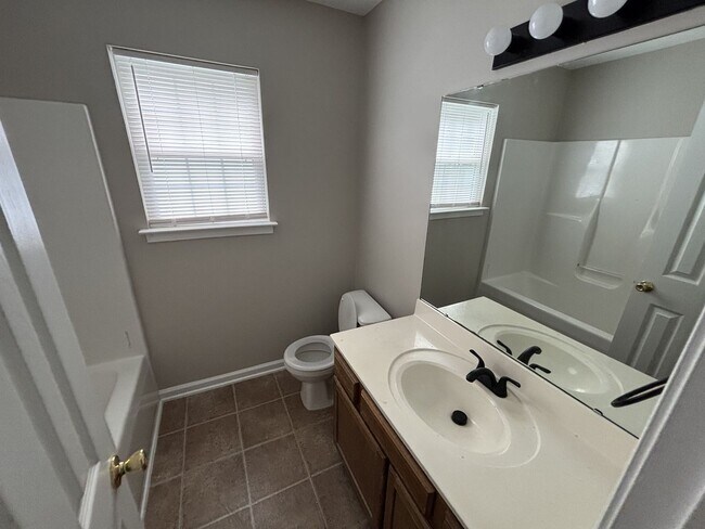 Building Photo - 3 Bedroom, 2.5 Bath Home