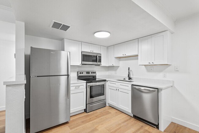 Building Photo - ONE BEDROOM APARTMENT AVAILABLE!