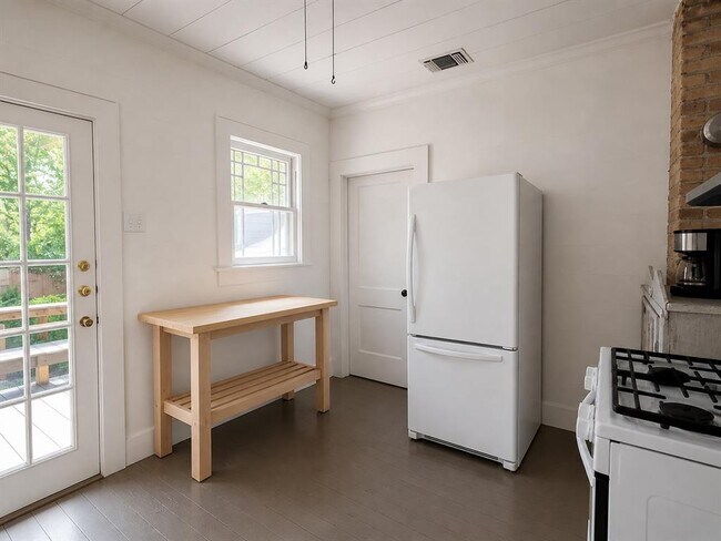Building Photo - 512 Academy Dr