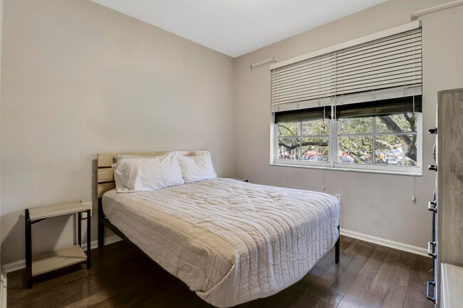 Building Photo - 1152 University Blvd