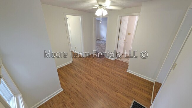Building Photo - 2 Bed House with Washer/Dryer