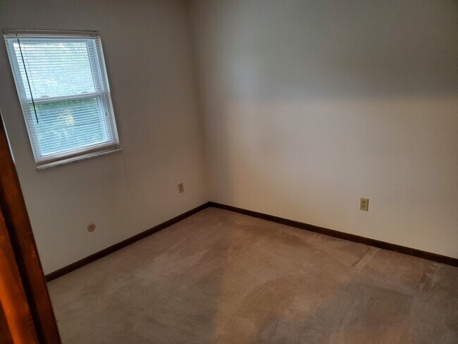 Building Photo - 2790 Mt Holyoke Rd