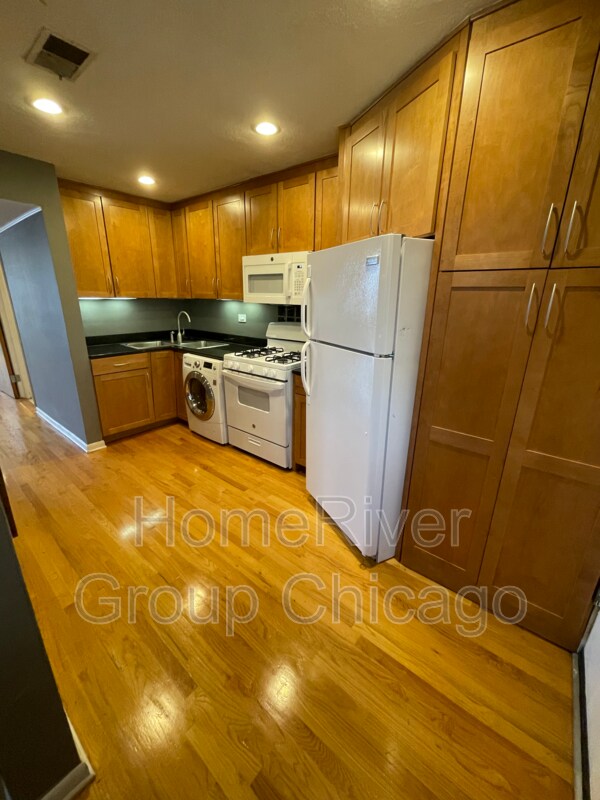Primary Photo - 1039 N La Salle Dr