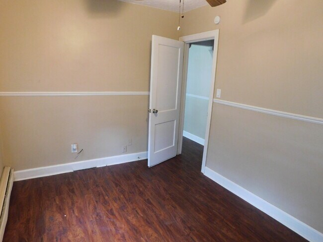 Building Photo - Sharp Bungalow in Great Location