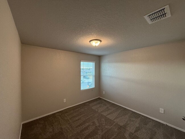 Building Photo - 4 Bedrooms, 2.5 Bathroom house with a huge back yard in New Braunfels!