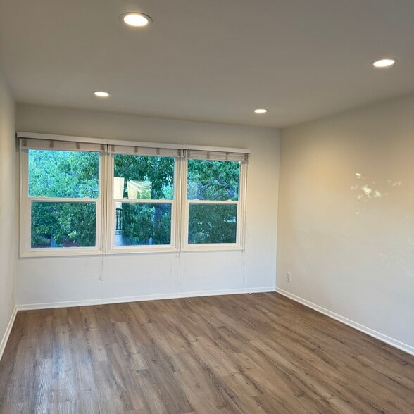 Living room - 2132 Montana Ave