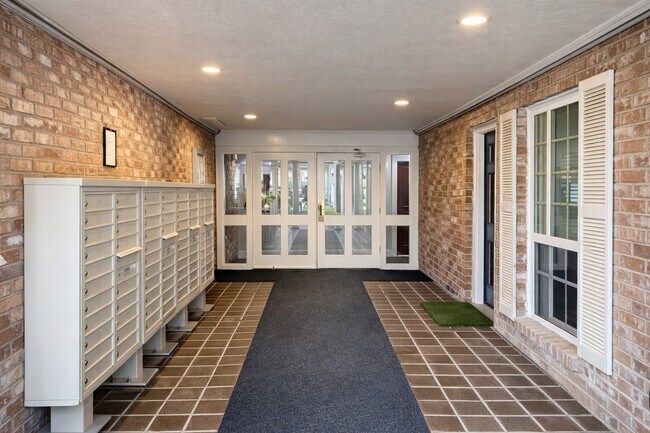 Building Photo - 361 N Post Oak Ln