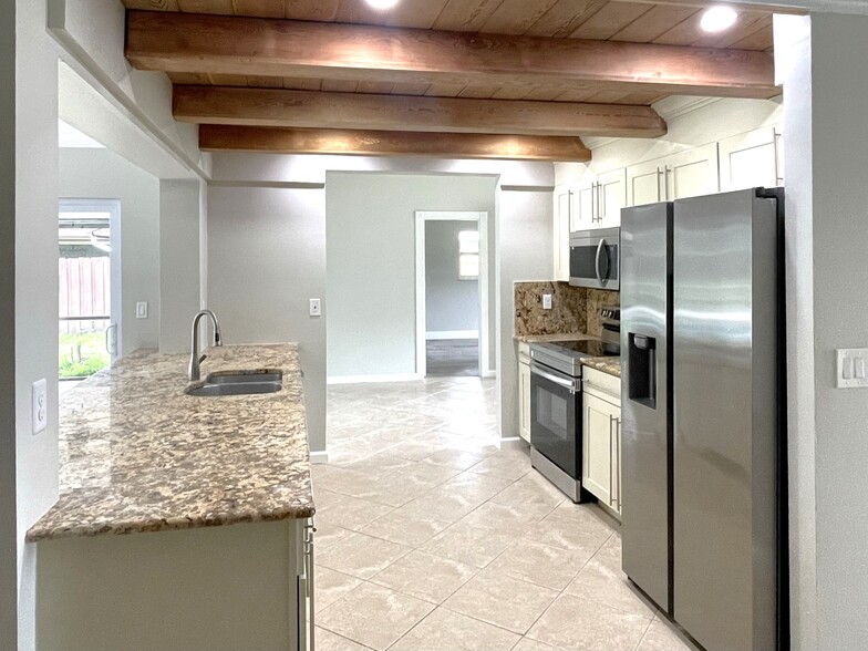 Building Photo - 1155 Summerwood Cir