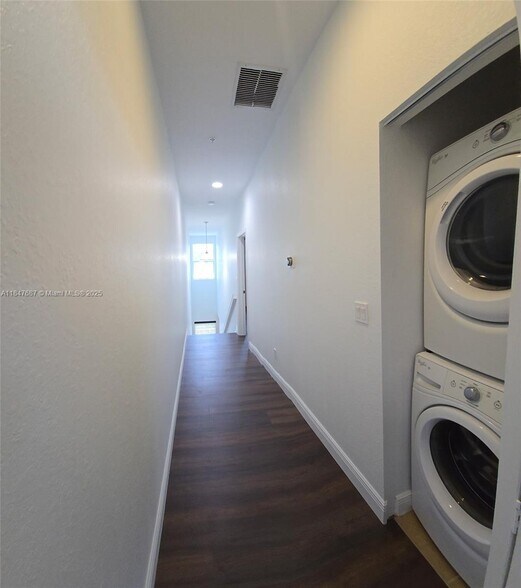 Building Photo - 929 SW 147th Ave