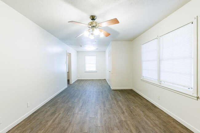 Building Photo - Charming 3 bedroom