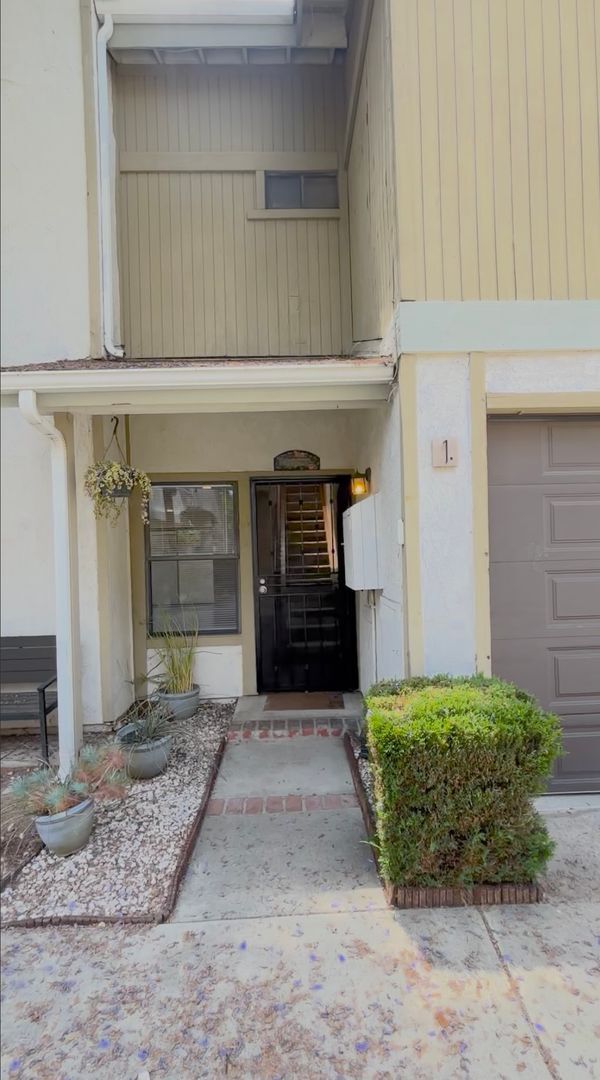 Building Photo - 3 Bedroom Condo now available in City of Orange