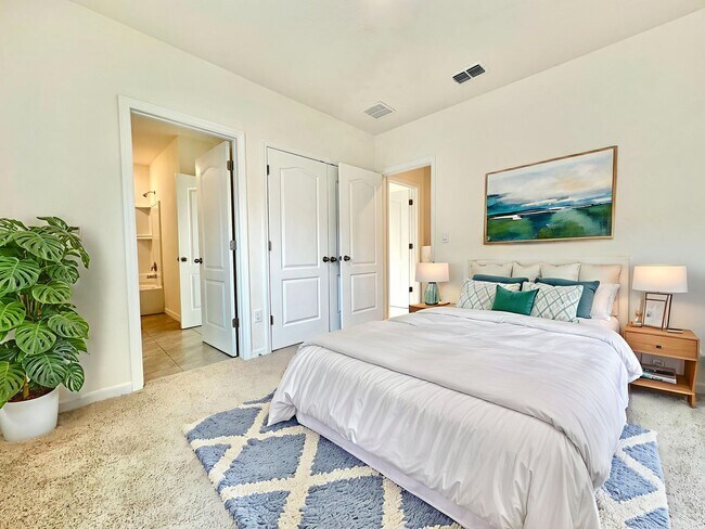 Building Photo - Fresh, modern & convenient 3Bedrooms/2.5Baths home in Daytona Beach!