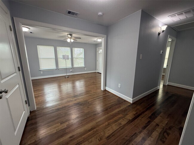 Building Photo - 1146 Majestic St