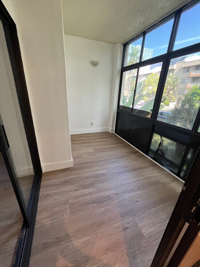 Building Photo - 729 S Hobart Blvd