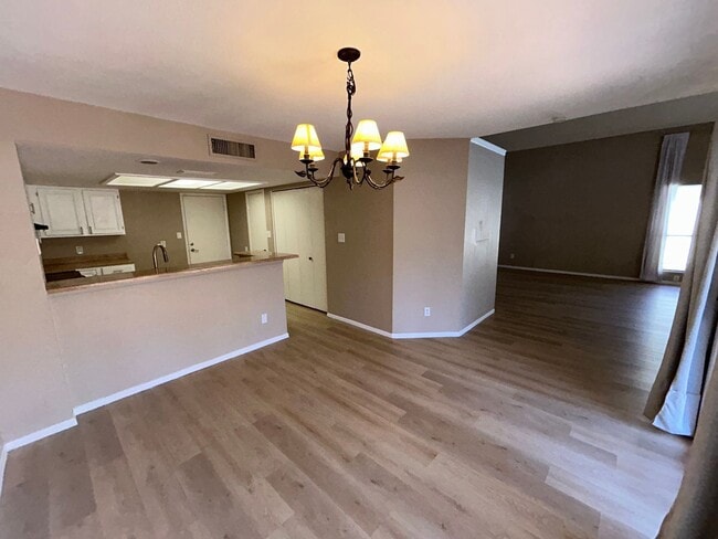 Building Photo - 521 E Kristal Way